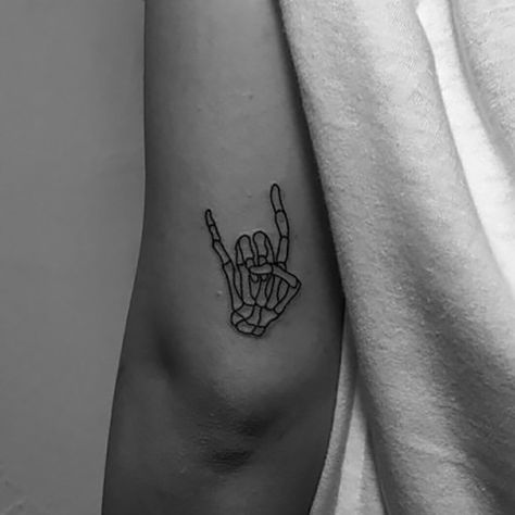 Small Tattoo Ideas To Obsess Over Sign Language Tattoo, Pilot Tattoo, Hipster Tattoo, Tattoo Music, Tattoo Placements, Heart Music, Kunst Tattoos, Tattoo Heart, Men Tattoos