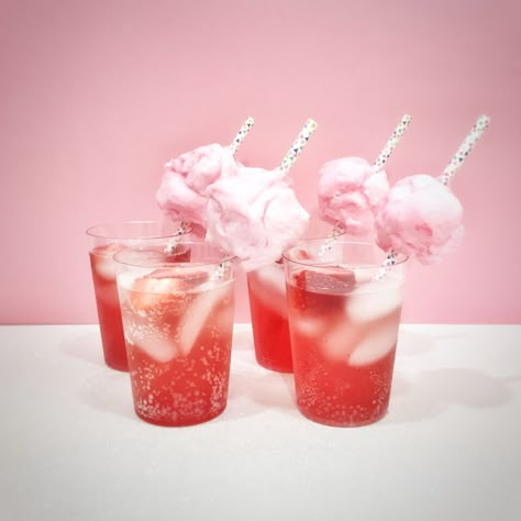 Cotton Candy Drinks, Cotton Candy Cocktail, Candy Shots, Cocktails And Mocktails, Candy Cocktails, Cocktail Drinks Alcoholic, Candy Drinks, Themed Drinks, Drinks Alcohol Recipes