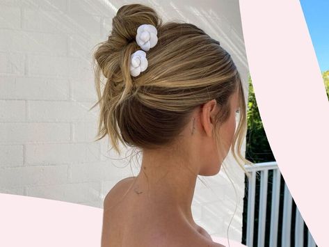 The 'Cali twist’ is about to be our go-to summer hairstyle Modern French Twist Hair, Cali Twist Updo, Cali Twist Hair, Modern French Twist Updo, Modern French Twist, Messy French Twist, Summer Updo, Bachelorette Hair, Modern French Twists