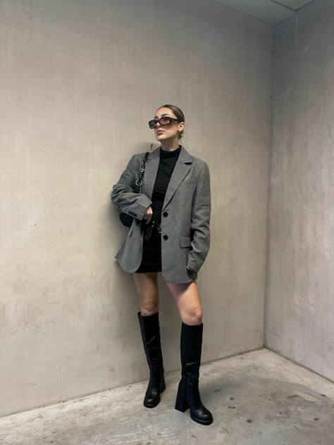 Oversized Blazer Outfit With Skirt, Blazer And Long Boots Outfit, Long Skirt With Blazer Outfit, Blazer Combination Women, Grey Blazer Skirt Outfit, Outfits Saco Gris, Gray Oversized Blazer Outfit, Blazer Grigio Outfit, Grey Wool Blazer Outfit Women