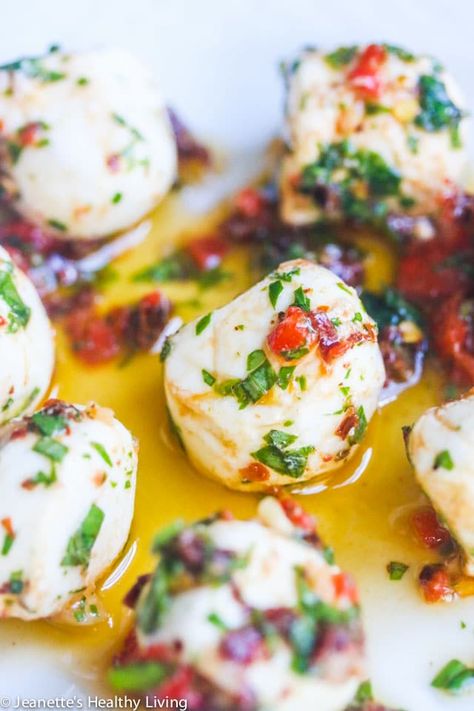 Marinated Mozzarella Balls - always a party favorite - super easy and delicious with sun dried tomatoes, roasted red peppers, basil and parsley Mozzarella Balls Recipe, Marinated Mozzarella Balls, Marinated Mozzarella, Marinated Cheese, Mozzarella Balls, Skewer Appetizers, Party Appetizer, Yummy Appetizers, Appetizers For Party