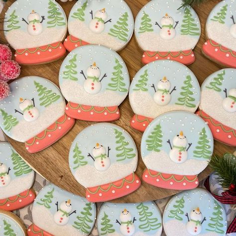 Snow Globe Cookies Royal Icing, Christmas Globe Cookies, Snowglobe Royal Icing Cookies, Snow Globe Sugar Cookies Decorated, Snowglobe Sugar Cookies, Snowglobe Cookies Decorated, Snow Globe Cookies Decorated, Snowglobe Cookies Christmas, Snow Globe Sugar Cookies