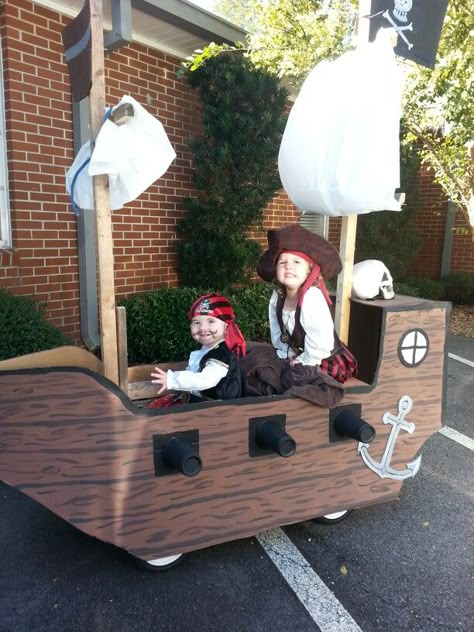 Pirate ship made with cardboard and using kids wagon. Pirate Ships Diy, Wagon Floats, Wagon Halloween Costumes, Cardboard Pirate Ship, Kids Wagon, Pirate Boats, Pirate Halloween Costumes, Pirate Halloween, Pirate Day