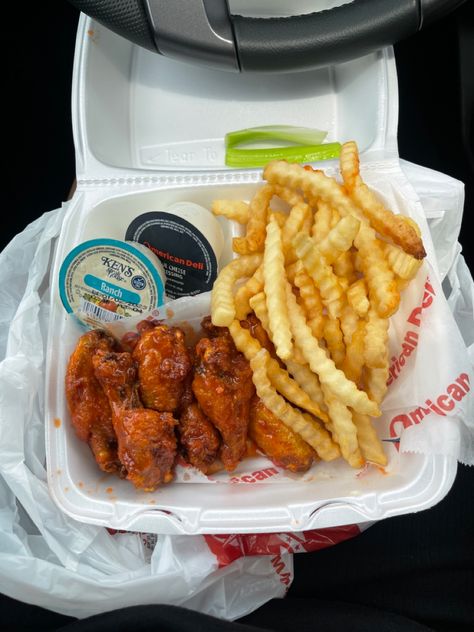 Mild Wings, Wings And Fries, Fire Food, Soul Food Dinner, Junk Food Snacks, Food Babe, Food Therapy, Bon Appetite, Healthy Lifestyle Food