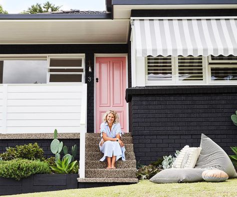 10 dark home exteriors that dare to be different Exterior Bungalow, Dark Home Exterior, Painted Bricks, Pink Front Door, Exterior Wall Cladding, Bungalow Renovation, Best White Paint, Red Brick House, Cottage Style Homes