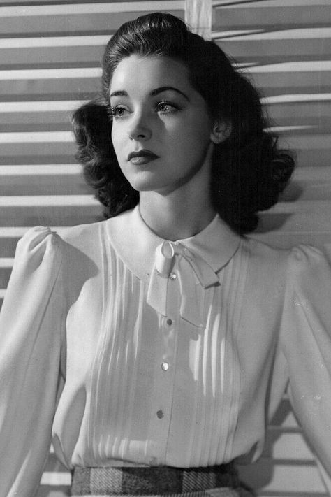 1940s Actresses, Marsha Hunt, 40s Hairstyles, 1940s Women, Brown Eyes Black Hair, 1940s Woman, Veronica Lake, Girls With Black Hair, Design Moda