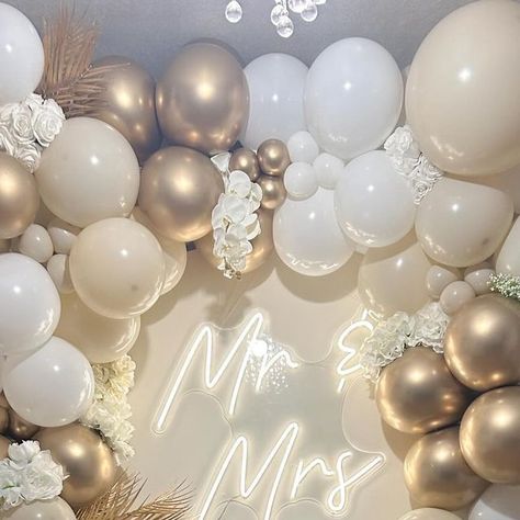 Courthouse Wedding Photos, Wedding Background Decoration, Crazy Day, Courthouse Wedding, Background Decoration, Wedding Balloons, Gold Balloons, Wedding Background, Mr And Mrs