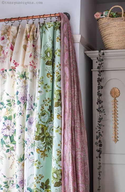 Hanky Curtains, Modern Chintz, Chintz Decor, Suffolk Cottage, French Daybed, Amazing Interiors, Winter Bedroom, Maximalist Interior, Chintz Fabric