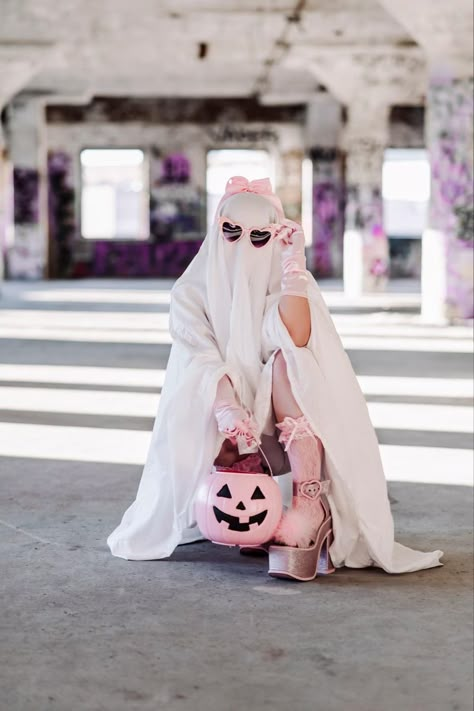 Pink Pumpkin Head Photoshoot, Pink Ghost Photoshoot, Girly Ghost Costume, Kawaii Halloween Costume, Pink Halloween Costumes, Glam Halloween, Pink Witch, Barbie Halloween, Halloween Photography