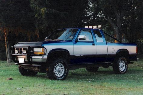 1992 Dodge Dakota - My mom had one of these, super fun & reliable, my future first car 😍😄 Dodge Dakota Lifted, 1st Gen Dodge, First Gen Dodge, Dakota Truck, Dodge Pickup Trucks, Retro Truck, Baja Truck, Ratchet And Clank, Dodge Pickup