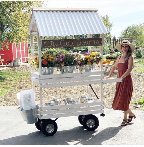 Farm Cart, Farm Market Ideas, Gerobak Dorong, Farmers Market Stand, Farmers Market Display, Vegetable Stand, Cut Flower Farm, Market Stands, Flower Truck