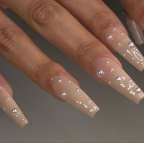 Pearl Birthday Nails, Pearls Nail Art, Pearls Nails Design, Basic Nails With Gems, Nails Pearls Design, Crystal Nails Designs, Nails Strass Design, Nude Nails With Pearls, Almond Nails With Pearls