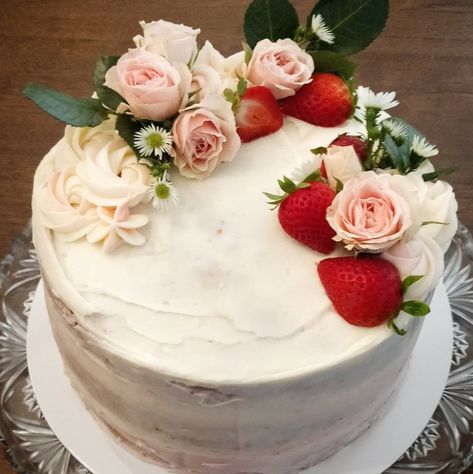 Cake With Flowers And Strawberries, Cake With Fresh Roses, Strawberry Cake With Flowers, Strawberry And Flower Cake, Fresh Flowers On Cake, Strawberry Flower Cake, Rose Cake Decorating, Strawberry Cake Decorations, Floral Cake Design