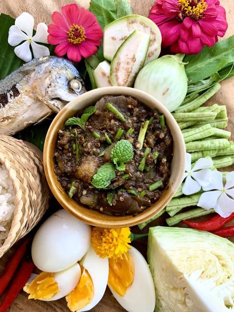 Jeow Mak Keua Recipe (Lao Eggplant Dip) – Hungry in Thailand Charred Eggplant, Vegetarian Noodles, Asian Dipping Sauce, Asian Seasoning, Roasted Eggplant Dip, Spicy Eggplant, Spicy Dip, Laos Food, Eggplant Dip