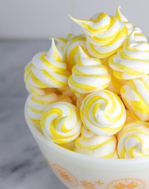 These cookies are just like a lemon meringue pie—without the pie! Merange Cookies, Lemon Meringues, Cookies Meringue, Kue Macaroon, Baked Meringue, Meringue Recipe, Lemon Meringue Pie, Meringue Cookies, Meringue Pie