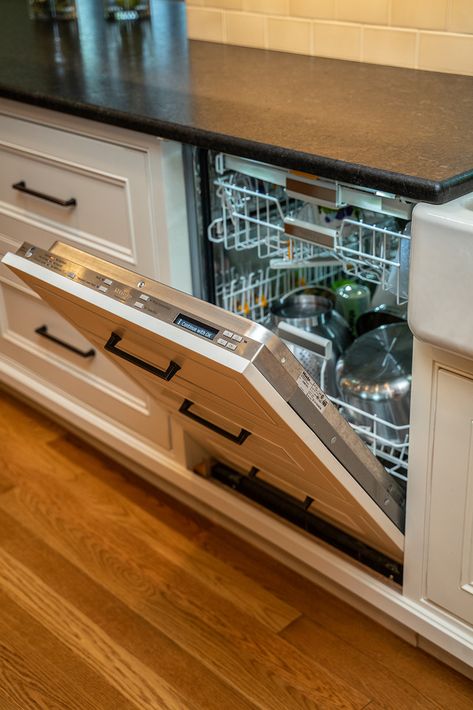 Hidden Dishwasher Cabinet, Hiding Dishwasher, Diy Panel Dishwasher, Kitchen Dishwasher Ideas, Hide Dishwasher Diy, Dishwasher Kitchen Ideas, Hiding Countertop Appliances, Hide Dishwasher, Black Galley Kitchen