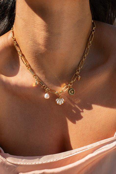 This necklace is for the first girls in the water on a sunny day. With five hand-picked symbols of the beach on the perfect accent chain, this piece was made for the girls love days spent by the ocean, endless swimsuit tan lines, and feel happiest by the water. 14k Gold Plated Nickel-free Length: 18" Gold Jewelry Girl, Maximalism Jewelry, Jewellery Charms, Charm Bar, Beach Jewellery, Summer Beach Jewelry, Pretty Jewelry Necklaces, Unique Jewelry Gifts, Best Friend Jewelry