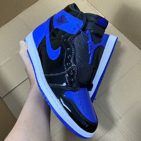 Shiny Jordans, Basket Air Jordan Bleu, Jordan Blue Chill, Nike Jordan Air 1 Dark Blue, Jordans Blue And Black, Blue And Black Air Jordan 1, Nike Shoes Women Fashion, Pretty Sneakers, Nike Fashion Shoes