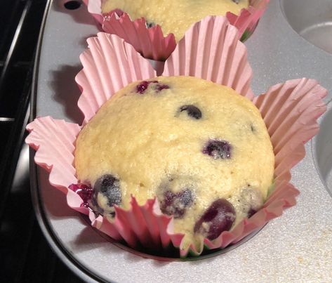 Ingredients: 6 Oz of Pillsbury Sugar Free Yellow Cake Mix (18 SP) 6 Oz of Unsweetened Applesauce (0 SP) 3 Tbsp Water 1 Cup Blueberries (0 SP) Step by step: Preheat oven to 325° Mix cake mix, apples… Sugar Free Yellow Cake Recipe, Ww Muffins, Sugar Free Yellow Cake, Sugar Free Cake Recipes, Sugar Free Muffins, Yellow Cake Mix Recipes, Ww Food, Blueberry Cupcakes, Better Food Choices