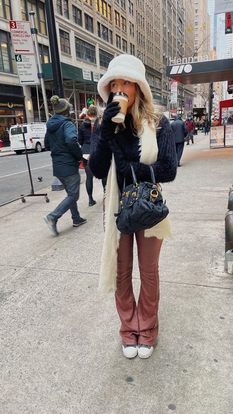 New York City street style, NYC outfit idea, street style, winter fashion, winter outfit ideas Nyc In The Fall Outfits, New York City Winter Outfits Going Out, New York Christmas Fits, March New York Outfits, New York City Christmas Outfits, Broadway Outfit New York, Winter In New York Aesthetic, Christmas In Nyc Outfits, New York December Outfit