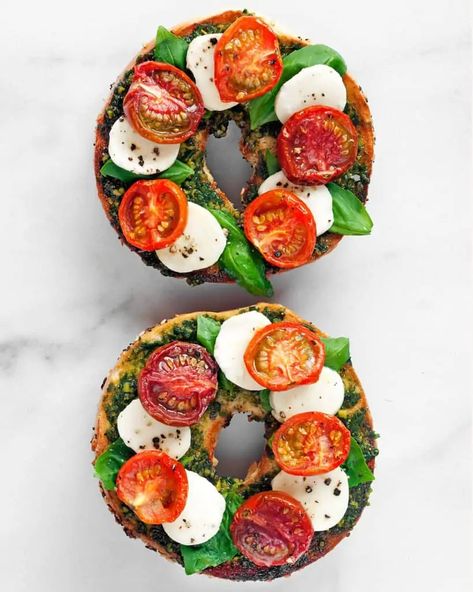 Caprese Bagel, Open Faced Sandwiches, Bagel Toppings, Plats Healthy, Roasted Cherry, Roasted Cherry Tomatoes, Bagel Recipe, Summer Salad, Roasted Tomatoes