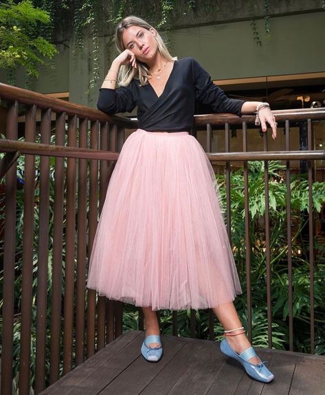 Tulle Skirt Outfit Casual, Tulle Skirt Outfit Casual Street Style, Tulle Skirt Outfits Casual, Tulle Skirt Outfit, Skirt Outfit Casual, Tulle Skirts Outfit, Pink Tulle Skirt, Minimalist Fashion Women, Minimalist Women