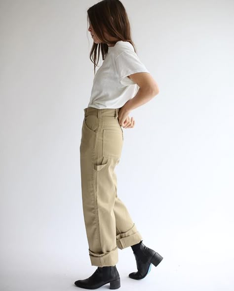 Painter Pants Outfit, Carpenter Pants Outfit, Painter Outfit, Khaki Pants Outfit, Tomboy Femme, Painter Pants, Painters Pants, Photoshoot Inspo, High Waist Pants