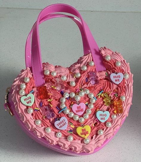 Stunning fake cake handbag, with an extendable gold strap for a crossbody bag. Decorated as a fake cake, topped with love hearts, gummy bears, pearls and fake sprinkles. Funky Purses, Fake Sprinkles, Diy Kandi Bracelets, Novelty Purses, Diy Kandi, Cake Bag, Fake Cake, Kandi Bracelets, Heart Bag