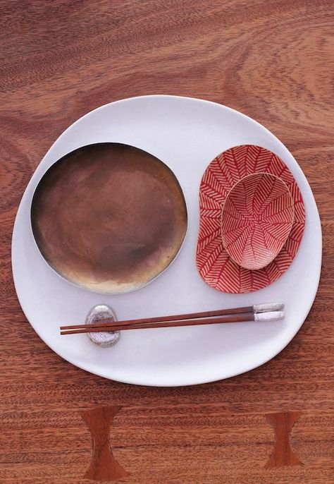 Japanese table setting. Organic shaped ceramic plates, sauce dish, side dish and large flat plate with wood chopsticks and silver chopsticks rest. Designed and manufactured by Deya. Japanese Table Setting, Chopsticks Rest, Pretty Table Settings, Come Dine With Me, Japanese Home Design, Japanese Table, Japanese Plates, Dining Ware, Table Setting Decor