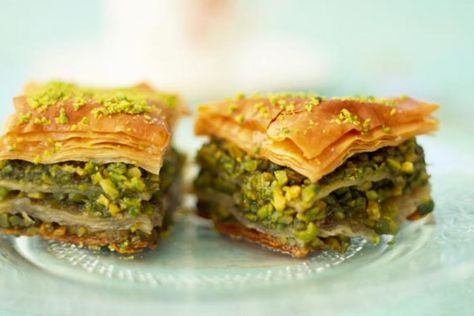 Greek Baklava with Honey and Pistachios Gluten Free Baklava, Gluten Free Phyllo Dough, Baklava Recept, Honey Baklava, Baklava Recipe Easy, Greek Baklava, Phyllo Dough Recipes, Traditional Christmas Food, Baklava Recipe