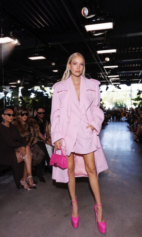 Pink Bag Outfit, Pink Heels Outfit, Pink Bags Outfit, Maximalist Fashion, Leonie Hanne, Bag Outfit, La Fashion Week, Blazer Designs, Classy Work Outfits