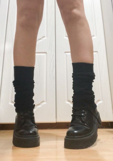 Dr Martens Leg Warmers, Leg Warmers Over Boots, Black Leg Warmers Outfit, Leg Warmers Aesthetic, Doc Martens Oxfords, Warmers Outfit, Fashion Style Aesthetic, Boots With Leg Warmers, Leg Warmers Outfit