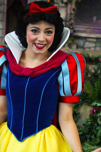 Snow White Cosplay, Festival Of Fantasy Parade, Snow White Costume, Cartoon Cosplay, Disney World Characters, Snow White Disney, Snow Dress, Disney Face Characters, White Costumes