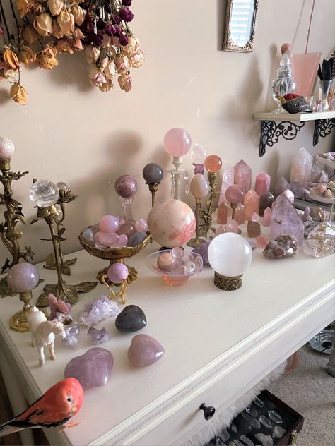 Crystals Aesthetic Decor, Crystal Set Up Ideas, Crystal Table Display, Crystal Setup Ideas, Crystal Set Up, How To Display Small Crystals, Crystal Altar Ideas Inspiration, Crystal Collection Display Ideas, Crystal Organization Display