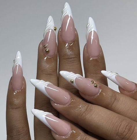 Sharp French Tip, Nails Gold Detail, Bridal Nails French, Cute Nails Designs, Gold French Tip, White Nails With Gold, French Press On Nails, White French Nails, Bright Nail Designs