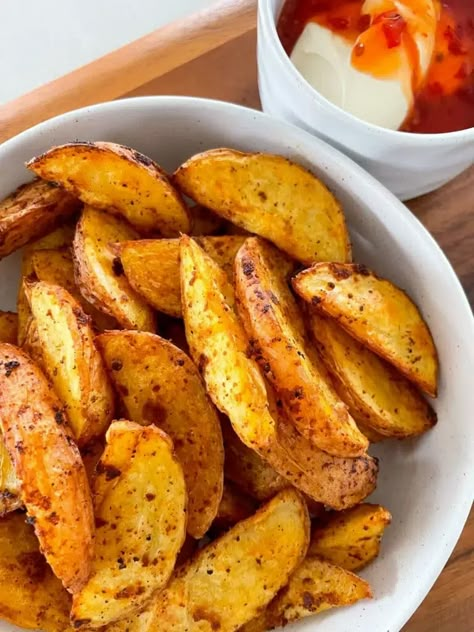 Oven baked crispy potato wedges - no deep frying required, no specialty potatoes, no unrecognisable ingredients and no fuss! These are simple and delicious. Oven Baked Wedges, Wedges Potato, Bacon Mushroom Pasta, Oven Baked Potato, Side Dishes Potatoes, Crispy Potato Wedges, Freezer Prep, Roast Pumpkin Soup, Potato Wedges Recipe