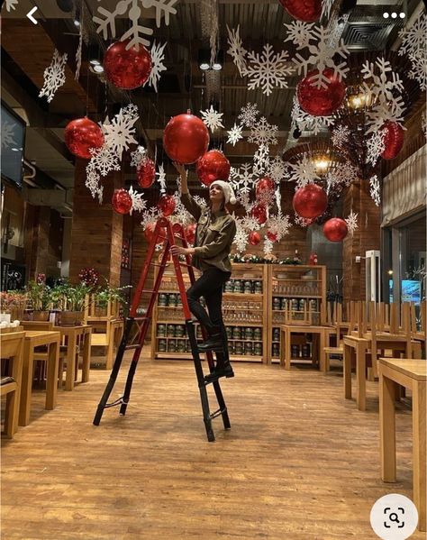 Christmas Shop Displays, Christmas Ceiling Decorations, Bar Deco, Church Christmas Decorations, Christmas Church, Christmas Decor Inspiration, Christmas Balloons, Christmas Themes Decorations, Christmas Events