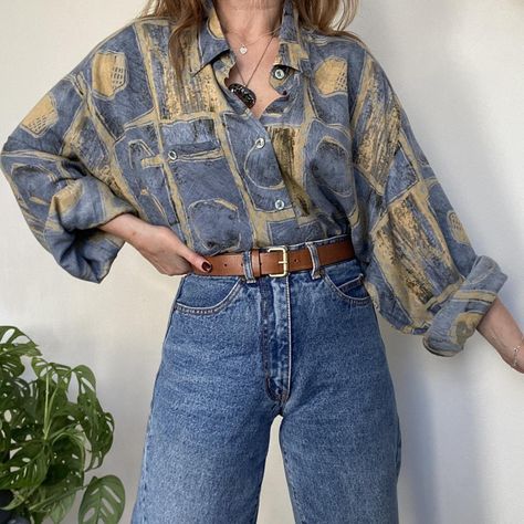 Grey and Beige 90s Vintage Abstract Patterned Shirt... - Depop Romantic Shirt Outfit, 90s Summer Outfits Aesthetic Vintage, Casual 90s Outfits, Vintage Shirt Outfit, Vintage Blouse Outfit, Pattern Shirt Outfit, Printed Shirt Outfit, Vintage Button Up Shirt, Ootd Vintage