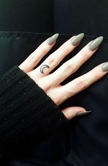 Best Finger Tattoos, Henna Finger Tattoo, Finger Tattoos Fade, Side Finger Tattoos, Miniature Tattoos, Middle Finger Tattoos, Tiny Finger Tattoos, Cute Finger Tattoos, The Trend Spotter