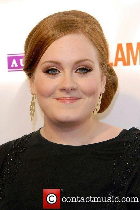 Adele at Glamour Awards Bouffant Updo, Flattering Hairstyles For Round Faces, Round Face Celebrities, Ginger Blonde, Hairstyles For Fat Faces, High Updo, The Right Hairstyles, Adele Adkins, Flattering Hairstyles