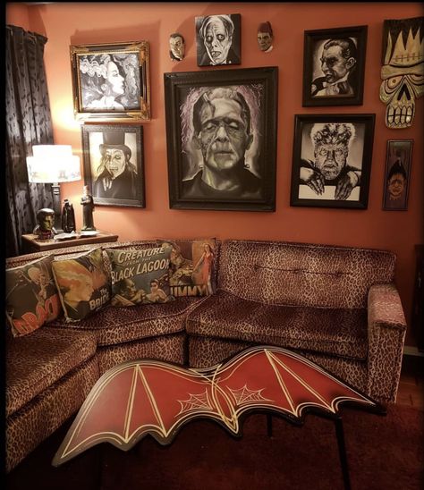 Halloween decor Rockabilly Living Room, Vintage Horror Bedroom, Horror Interior Design, Goth Camper Interior, Vintage Horror Decor, Dark Maximalism Bathroom, Horror Decor Interior Design, Vintage Halloween Room, Universal Monsters Decor