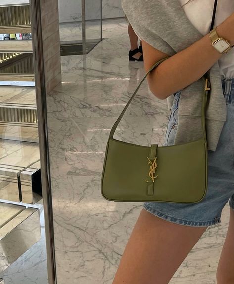 Green Ysl Bag Outfit, Ysl Bag Green, Ysl Green Bag, Baguette Bag Outfit, Ysl Bag Outfit, Green Bag Outfit, Dior Choker, Ysl Shoulder Bag, Shoulder Bag Outfit