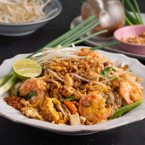 Beef Soup Crockpot, Prawn Pad Thai, Traditional Bolognese, Marion Grasby Recipes, Gluten Free Chinese, Marion's Kitchen, Thai Food Recipes, Pad Thai Recipe, Chicken Chow Mein