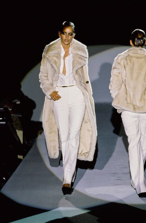 Gucci Fall 1996 Ready-to-Wear Fashion Show - Georgina Grenville Georgina Grenville, Gucci By Tom Ford, Gucci Runway, Tom Ford Gucci, Gucci Suit, Devon Aoki, Carla Bruni, 1990s Fashion, Donatella Versace