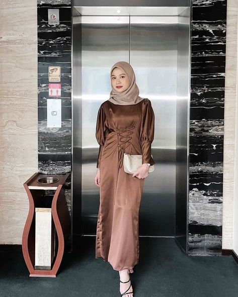 Satin Dress Hijab, Korean Style Hijab, Kondangan Outfit, Elegant Silk Dresses, Batik Dress Modern, Model Gamis, Simple Bridesmaid Dresses, Mode Abaya, Style Hijab