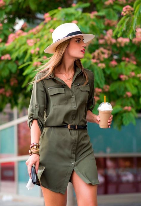 INSPIRACIÓN: LOOKS DE VERANO CON SOMBRERO Safari Outfit Women, Safari Look, Safari Outfit, Safari Outfits, Safari Dress, Walking Down The Street, Green Shirt Dress, Elegante Casual, Mode Casual