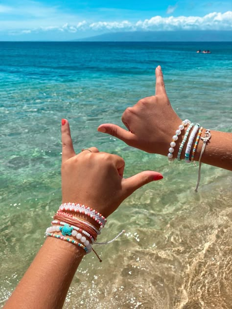 Friendship Vacation, Preppy Ocean, Summer Vibes Aesthetic, Aesthetic Tropical, Beachy Bracelets, Surf Jewelry, Beachy Jewelry, Summer Picture Poses, Beach Bracelet