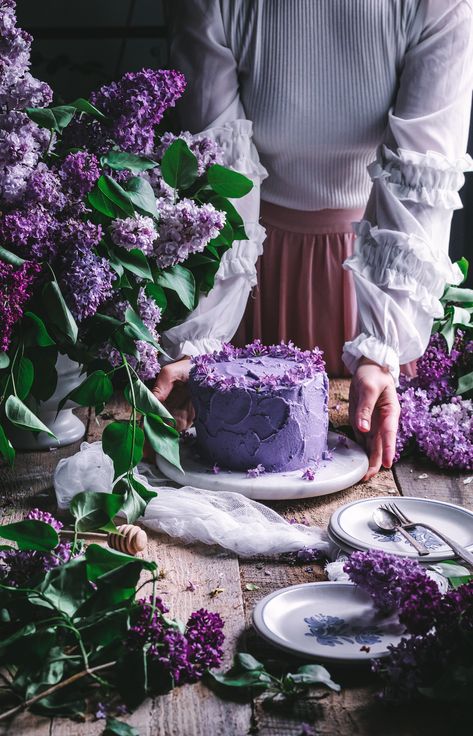 Flour Aesthetic, Purple Aesthetic Photos, Forest Tablescape, Violet Core, Lilac Wreath, Lilac Photography, Dreamy Cottagecore, Lilac Bush, Purple Party