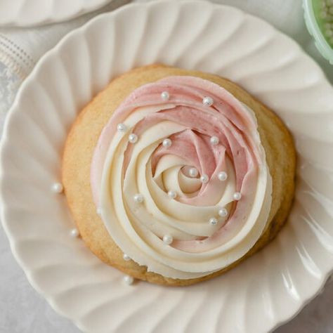 Crumbl Wedding Cake Cookies - Elle Makes Dessert Crumbl Wedding Cake Cookie, Crumbl Cookie Wedding Cake, Cake Batter Blondie Crumbl Cookie, Wedding Cake Crumbl Cookie, Crumbl Cookie Copycat Wedding Cake, Recipe For Wedding Cake, Crumbl Copycat, Crumble Cookie Recipe, Crumble Cookie