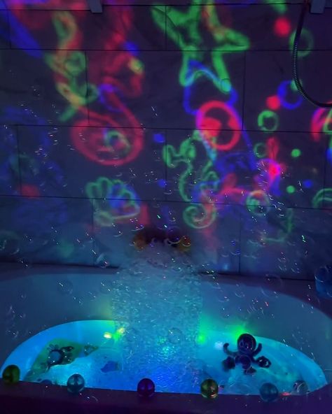 The Little Mermaid themed bath time | This mom takes bath time under the sea 🧜‍♀️🛁 | By Lessons Learned In Life | Facebook Underwater Themed Bathroom, Themed Baths For Kids, Bath Ideas For Kids, Bath Tub Lighting, Under The Sea Bathroom Ideas, Bathtub Fun, Sea Themed Bathroom, Little Mermaid Bathroom, Easy Indoor Activities